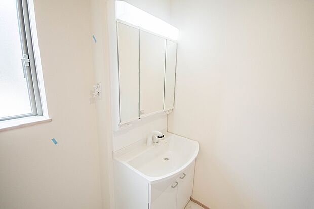 大きく見やすい三面鏡で清潔感ある洗面台は、身だしなみチェックや肌のお手入れに最適です。何かと物が増える場所だからこそ、スッキリと見映えの良い空間に拵えました。