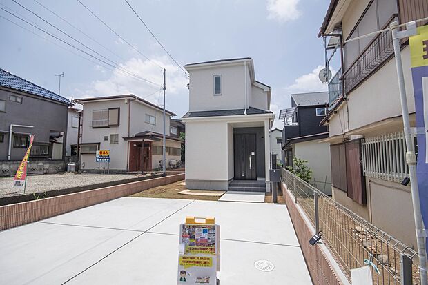 街に溶け合う美しい景観と、採光や風通しを考えて設計された間取り。近隣の視線を考え調整した窓位置など、外観だけでなく、住まうご家族の心地よさを最優先しました。