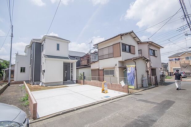 前面道路の日当たりの良い明るいお家。