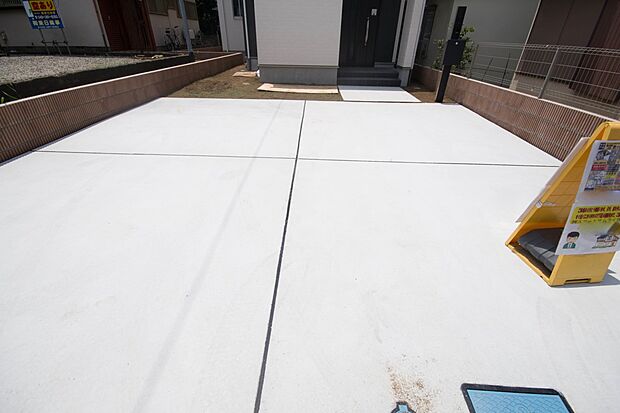 通勤や家族の送迎など、毎日の生活にマイカーが欠かせない方にとって駐車場は大事な条件。敷地内にカースペースがあれば、お出かけやお買い物の際の搬入出もらくらくです。