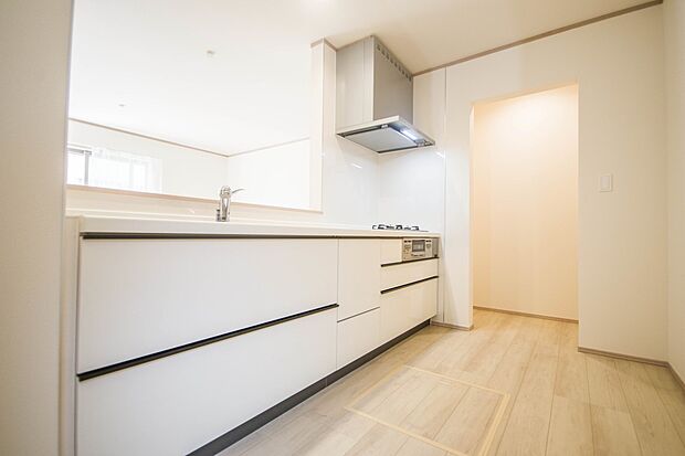 カウンターキッチンなら、リビングで遊ぶ子供の様子を見ながら料理ができるので安心です。料理を運んでもらったり、子供にお手伝いしてもらいやすいのもいいですね♪