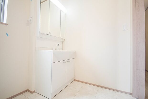 洗面室のある脱衣所は広々。脱いだお洋服をそのままお洗濯。