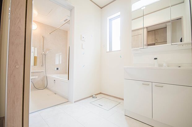 毎日使う洗濯機。しっかりと奥行きのある置き場が確保されています。