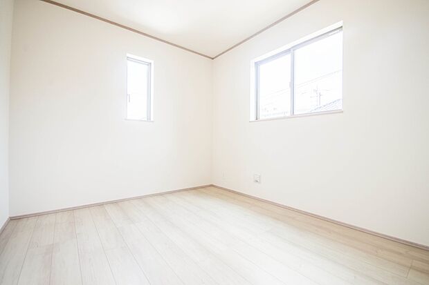 独立性を高めたお部屋。たっぷりの収納も配備しており、片付いた空間を現実出来そう。陽光も降り注ぐ明るく開放的な空間が魅力的。