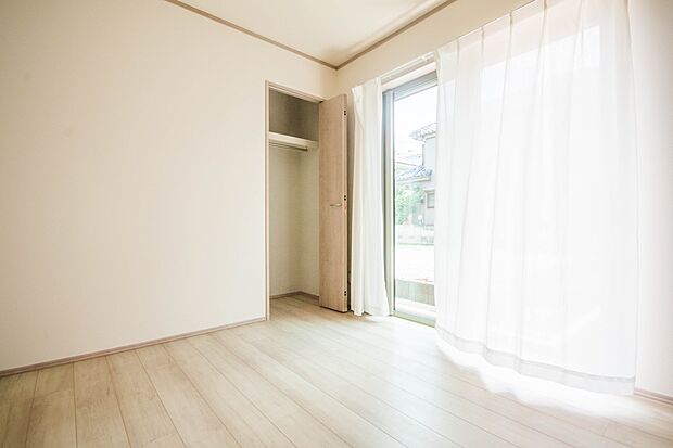 独立性を高めたお部屋。たっぷりの収納も配備しており、片付いた空間を現実出来そう。陽光も降り注ぐ明るく開放的な空間が魅力的。