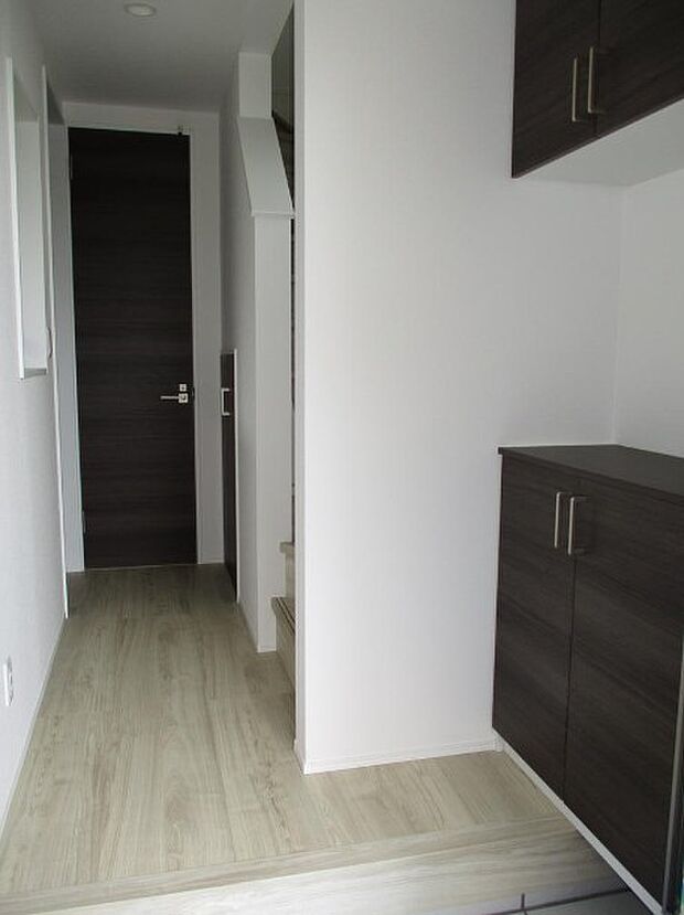 玄関扉を開くとゆったりとした空間。この感動を現地で是非体感してみて下さい。