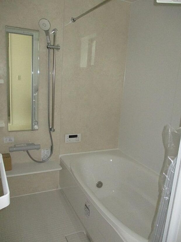 高級感溢れるカラーと大きさ・柔らかな曲線で構成された半身浴も楽しめるバスタブが心地よさをもたらします。