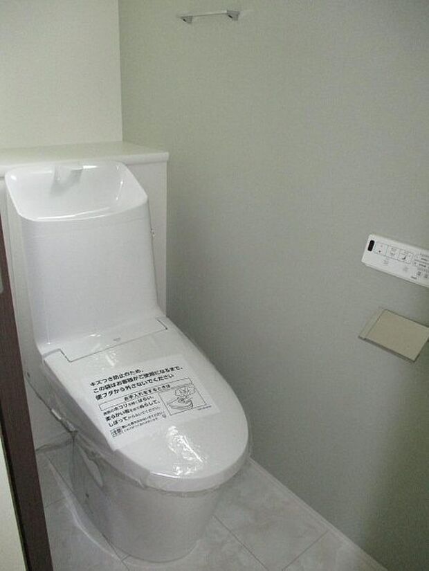 快適な生活を送るための必須アイテムとなった洗浄機能付トイレ。おしり洗浄、ビデ洗浄、暖房便座の3つの機能を標準装備しています。