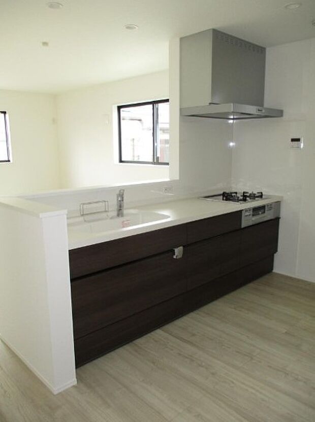 カウンターキッチンなら、リビングで遊ぶ子供の様子を見ながら料理ができるので安心です。料理を運んでもらったり、子供にお手伝いしてもらいやすいのもいいですね♪