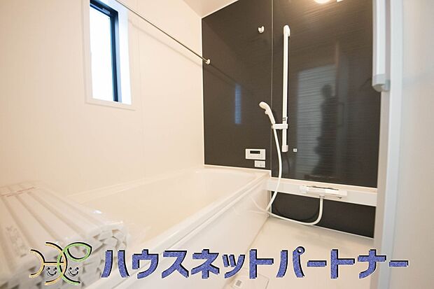 窓がある浴室は心地よいバスタイムを演出してくれます。たまには本を読みながら半身浴もいいですね。