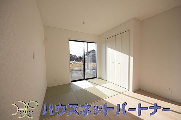 リビング続きの和室は、普段は開け放して家事をこなすスペースや、お子様の遊び場として活躍してくれます。