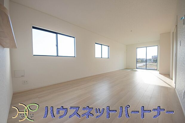 リビングにテーブルを置いて、寛げるソファーを置いても余裕の広さがあります。