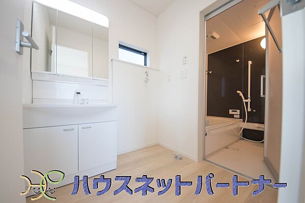 広い脱衣所、洗面台も大きなサイズを設置。戸建では見ない広さと解放感。