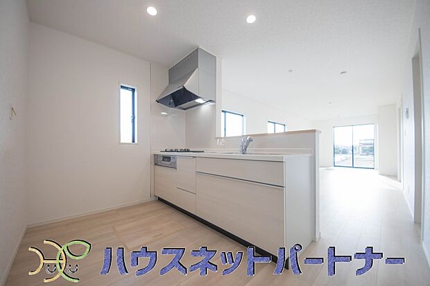 人工大理石トップを纏った最新設備搭載のシステムキッチン。収納数も多いので、常に纏まりある空間に。DKを見守りながらお料理も出来るので、お子様がいても安心です。