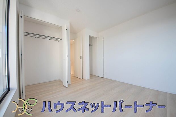 明るい窓のあるお部屋は子供部屋にぴったり。可愛い家具で素敵なお部屋に。