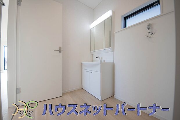 洗面室のある脱衣所は広々。脱いだお洋服をそのままお洗濯。