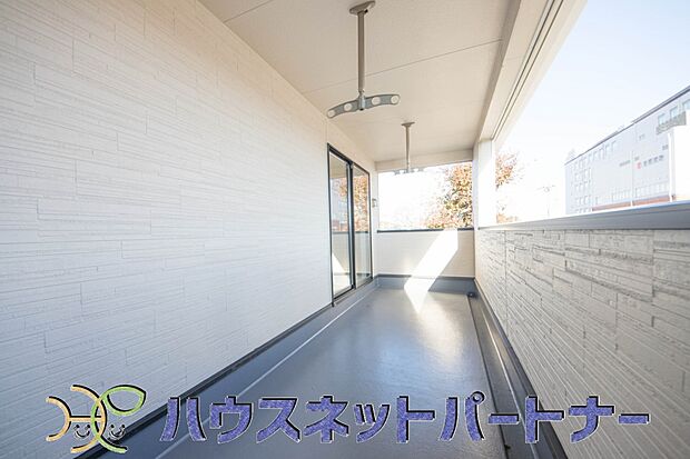 こんなに大きなバルコニースペースがあれば、ちょっとした家庭菜園やガーデニングも可能。洗濯物を干すのにも便利です。パーティースペースや本格的なガーデニングとしても活用できます