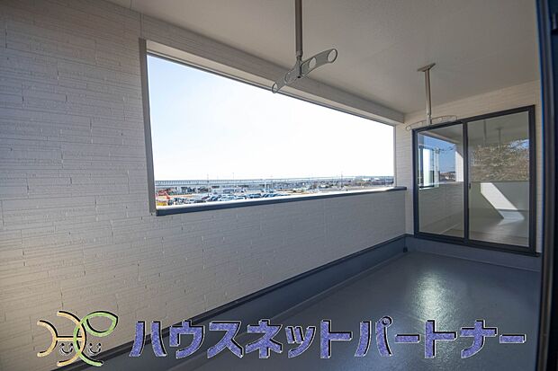 インナーバルコニーのメリットは、雨が降っても使えるという事です。通常、インナーバルコニーは、上の屋根が掛かっていますので雨に濡れることがほとんどありません。