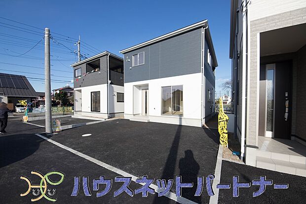 2台駐車可能な敷地は前面道路で駐車も楽々ですね。夏にはお子様のプールを広げてみてはいかがですか。