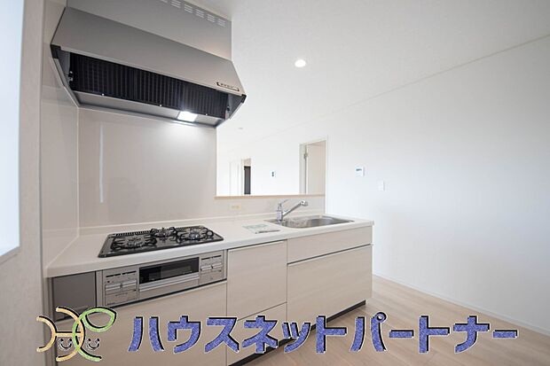 明るい自然光が入る作業スペースを多くとった壁付けキッチン採用。夫婦揃ってキッチンに立っても調理がしやすく、家事をしながら会話も弾みます。食器類もすっきりと片付く収納力。