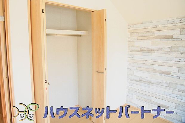 壁面クローゼットのメリットは、衣類が横一列に並ぶためひと目で洋服が選びやすいこと。衣類をたくさんお持ちの方も、限られたスペース内に無理なく収納することができます。