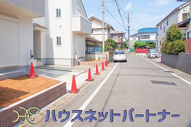 前面道路でお車を駐車するのも楽々。