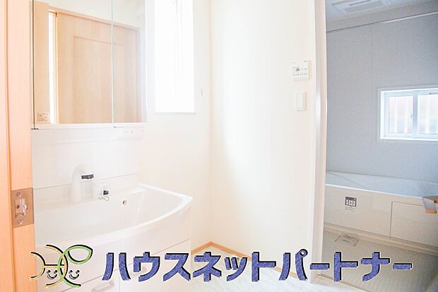 洗面室のある脱衣所は広々。脱いだお洋服をそのままお洗濯。