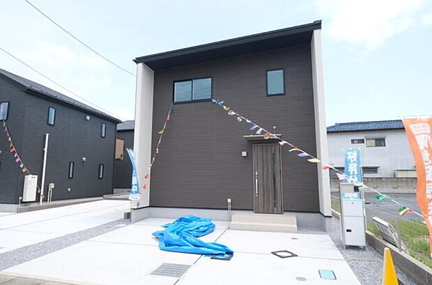 ゆったりとした駐車スペースを確保いたしましたので、大きめのお車でも駐車可能です。自転車やバイクなど、ゆとりのある敷地で置き場所に困ることはないでしょう。