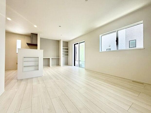 うららかな陽射しがどのお部屋にも降り注ぎますように、快適さを追求した間取設計。得難い立地環境での生活を恵みの豊かな永住の地へと変えてくれます。