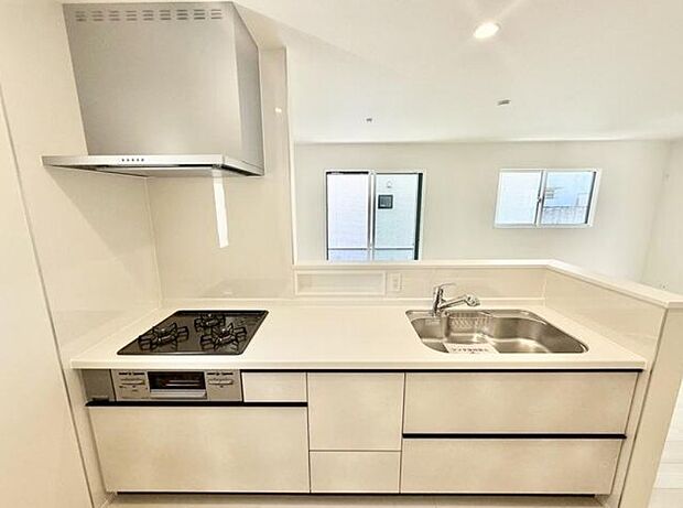 カウンターキッチンなら、リビングで遊ぶ子供の様子を見ながら料理ができるので安心です。料理を運んでもらったり、子供にお手伝いしてもらいやすいのもいいですね♪