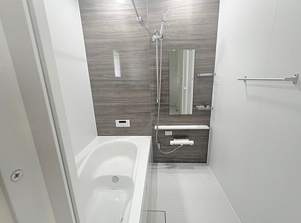 高級感溢れるカラーと大きさ・柔らかな曲線で構成された半身浴も楽しめるバスタブが心地よさをもたらします。