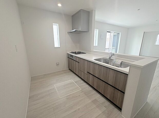 カウンターキッチンなら、リビングで遊ぶ子供の様子を見ながら料理ができるので安心です。料理を運んでもらったり、子供にお手伝いしてもらいやすいのもいいですね♪