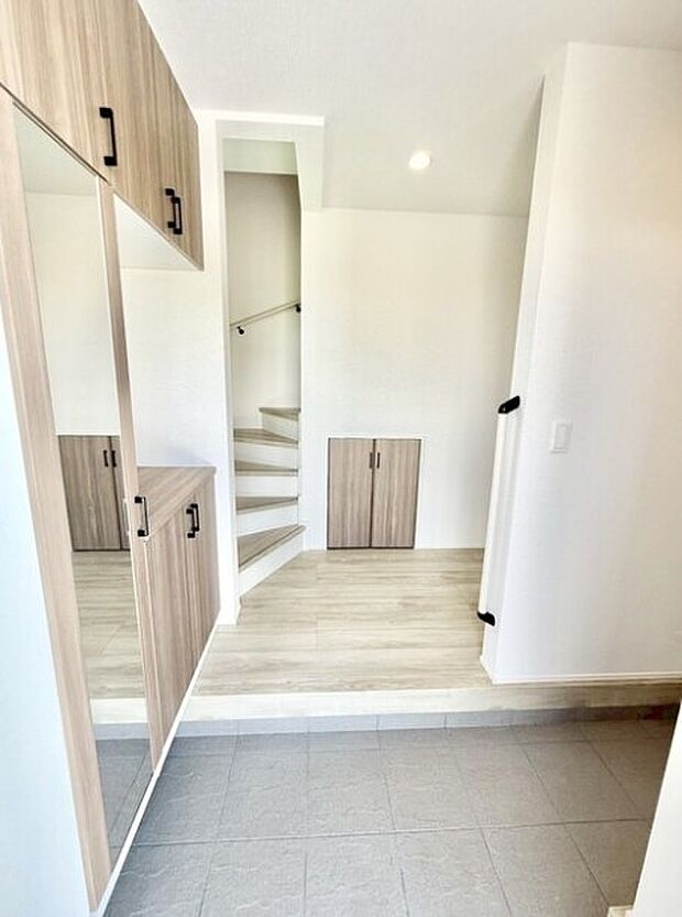 玄関扉を開くとゆったりとした空間。この感動を現地で是非体感してみて下さい。