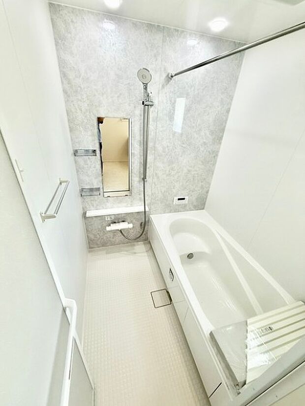 高級感溢れるカラーと大きさ・柔らかな曲線で構成された半身浴も楽しめるバスタブが心地よさをもたらします。