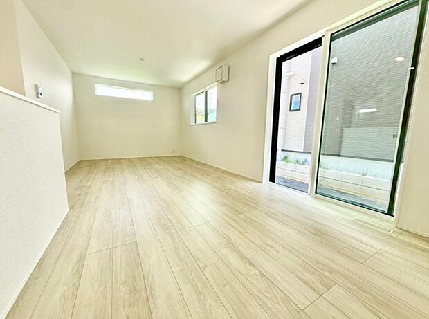 忙しい朝でも家族揃って食事をして頂ける、ゆとりある大きさのダイニングスペース。奥様の手料理をカウンター越しに受けとって頂き、テーブルで囲む素敵な時間を存分にお愉しみ下さい。