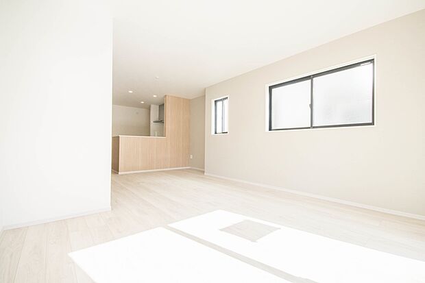 通風・採光に優れ、心地よい光と風が溢れています。 贅沢で豊かな居住性と、プライドを満たすクオリティが見事に調和した住空間。新築ならではの快適なひとときをご体感頂ける筈です。