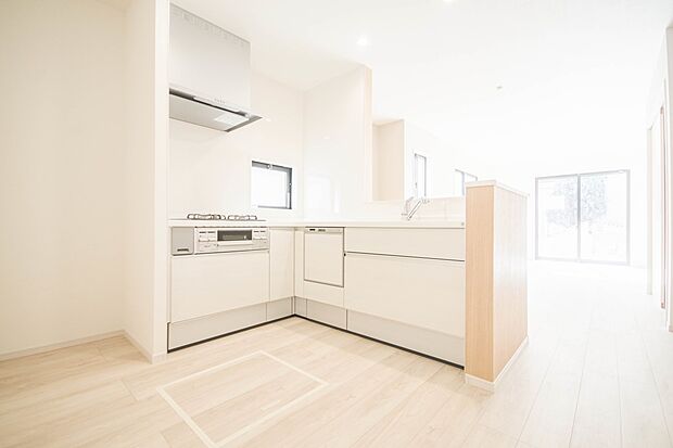 三口コンロで料理の幅を拡げてくれる使いやすいシステムキッチンを採用。洗い場も大きいので野菜や食器を洗ったりする際にも捗り、奥様の強い味方となってくれるはずです。