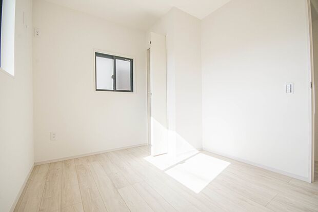 バルコニーに直接出入りできるお部屋です。ちょっと外の空気を吸いたい時や、ベランダでミニガーデニングなども楽しめそうです。