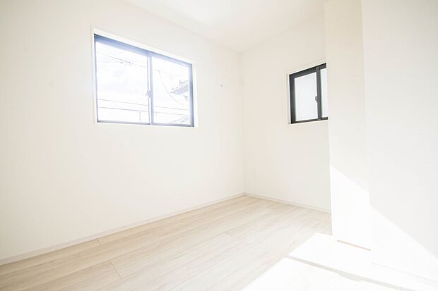 明るい窓のあるお部屋は子供部屋にぴったり。可愛い家具で素敵なお部屋に。