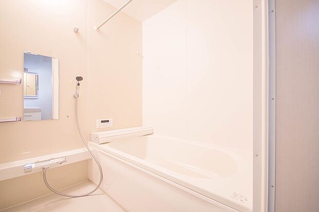 高級感溢れるカラーと大きさ・柔らかな曲線で構成された半身浴も楽しめるバスタブが心地よさをもたらします。