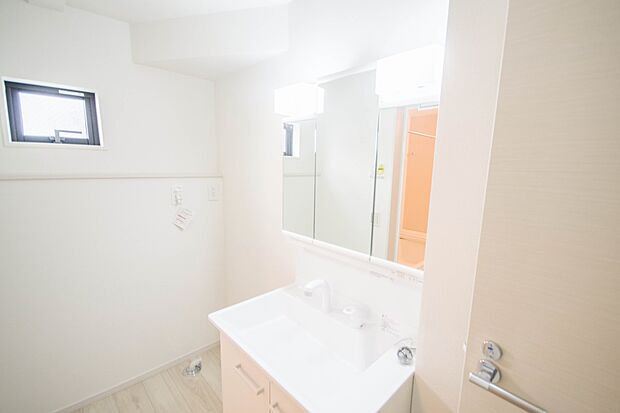 大きく見やすい三面鏡で清潔感ある洗面台は、身だしなみチェックや肌のお手入れに最適です。何かと物が増える場所だからこそ、スッキリと見映えの良い空間に拵えました。