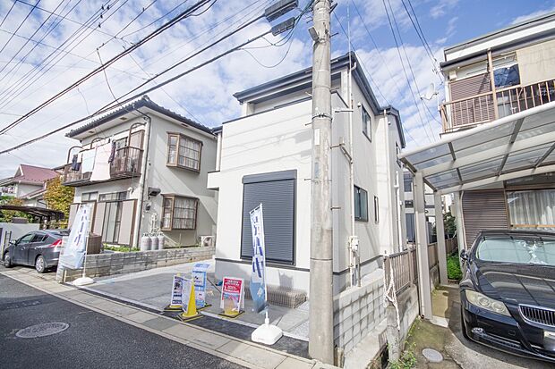 街に溶け合う美しい景観と、採光や風通しを考えて設計された間取り。近隣の視線を考え調整した窓位置など、外観だけでなく、住まうご家族の心地よさを最優先しました。