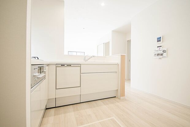 カウンターキッチンなら、リビングで遊ぶ子供の様子を見ながら料理ができるので安心です。料理を運んでもらったり、子供にお手伝いしてもらいやすいのもいいですね♪