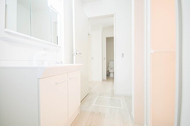 洗面室のある脱衣所は広々。脱いだお洋服をそのままお洗濯。