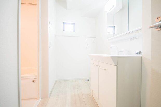 毎日使う洗濯機。しっかりと奥行きのある置き場が確保されています。