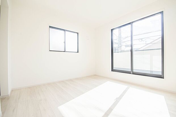 独立性を高めたお部屋。たっぷりの収納も配備しており、片付いた空間を現実出来そう。陽光も降り注ぐ明るく開放的な空間が魅力的。