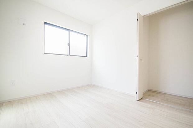 陽光が降り注ぐ明るく開放的な空間が魅力的。