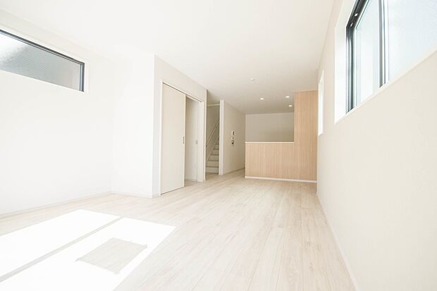 リビングは、食事スペースと寛げる場所設けてもまだ余裕の広さ。明るい光が照らしてくれます。