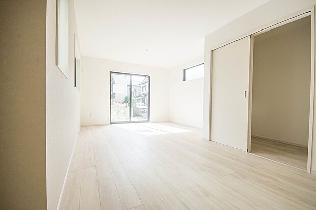 明るく開放的なダイニング。家族とのコミュニケーションが取りやすく、みんなの笑顔が溢れます