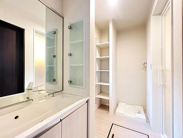 大きく見やすい三面鏡で清潔感ある洗面台は、身だしなみチェックや肌のお手入れに最適です。何かと物が増える場所だからこそ、スッキリと見映えの良い空間に拵えました。